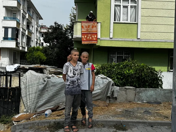 Kağıt toplayan üç kardeşin yürek yakan hikayesi: Babaannelerine bakıyorlar!