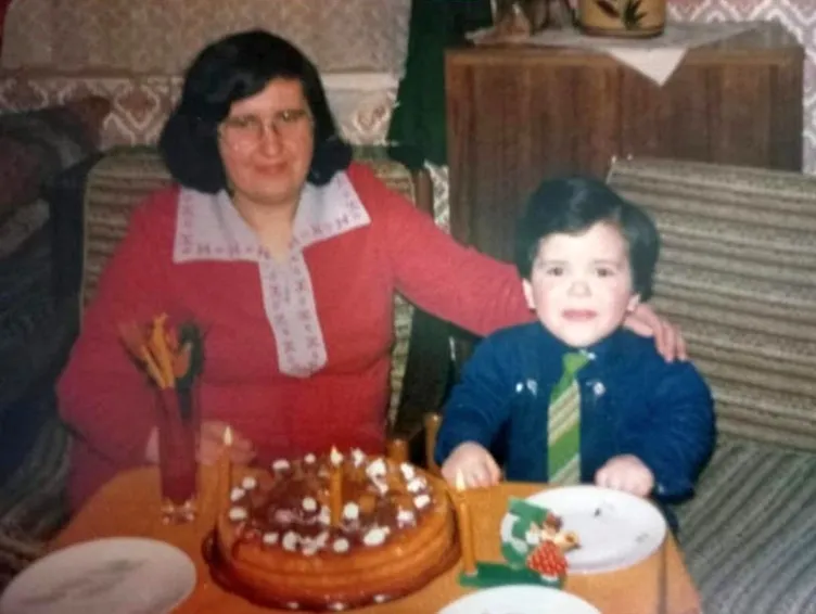 Onun hayali küçüklükten belliymiş... Elinde saz tutan ve şimdilerin en ünlü şarkıcılarından olan bu küçük çocuğu tanıyabildiniz mi?