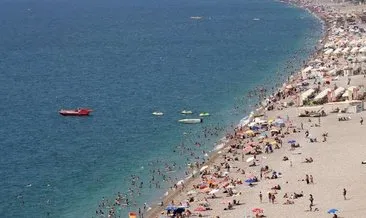 Antalya’da aşırı nem vatandaşı sahile döktü