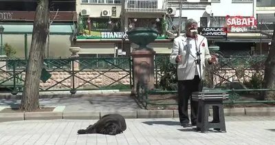 Eskişehir’de sokak müzisyenin yanından bir an olsun ayrılmayan köpek gülümsetti