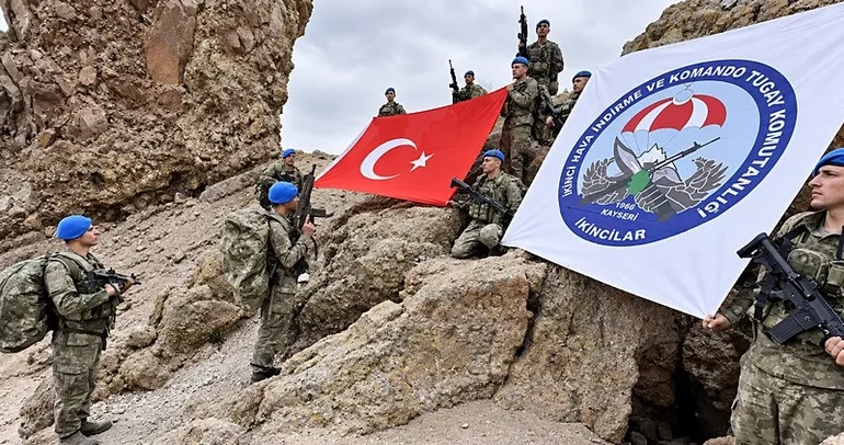 Erciyes’in zirvesinde komando marşı