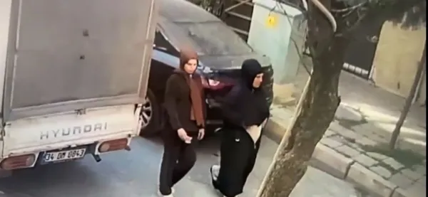 evlere-girip-soygun-yapan-3-kadin-calinti-mallarla-birlikte-takside-yakalandi-1783061498394.jpg