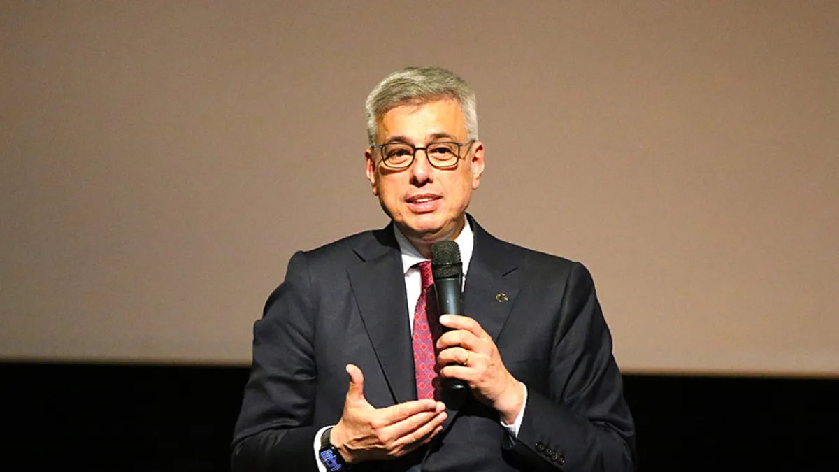 Bakan Memişoğlu: Kuzey Makedonya’daki yangında durumu ağır olan 3 yaralı İstanbul’da getiriliyor Bakan Memişoğlu: Kuzey Makedonya’daki yangında durumu ağır olan 3 yaralı İstanbul’da getiriliyor