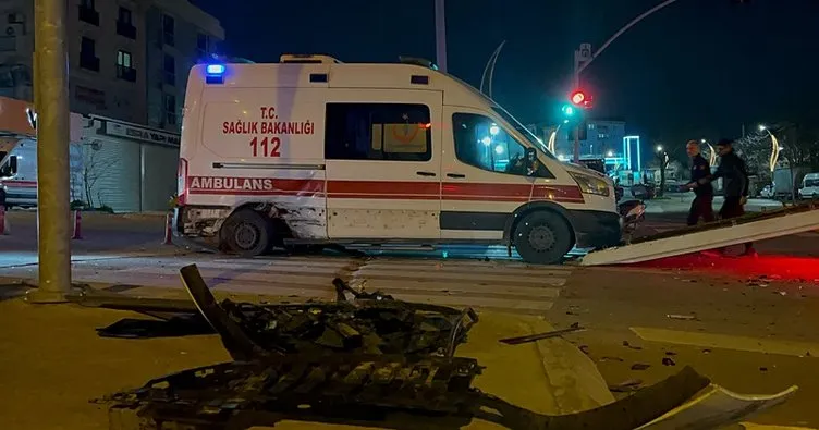 Kocaeli’de ambulansla otomobil çarpıştı: 4 yaralı