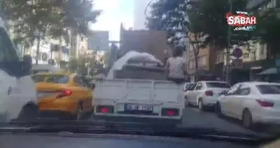İstanbul Nişantaşı’nda eşya yüklü kamyonun kasasındaki tehlikeli yolculuk kamerada