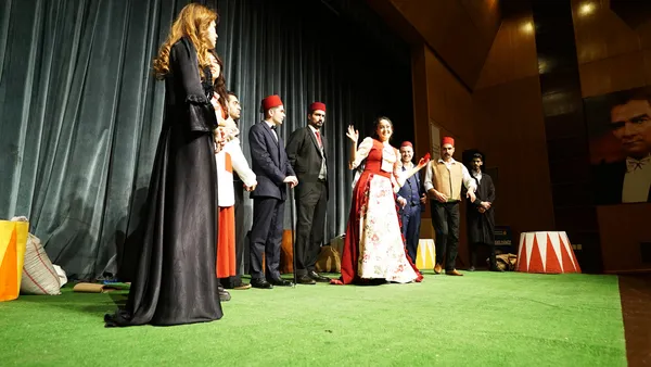 sersem-kocanin-kurnaz-karisi-adli-tiyatro-gosterisini-sanatseverlerle-bulustu-1675113886203.jpeg