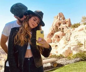 Ezgi Eyüboğlu poz verdi sevgilisi Oğulcan Engin çekti! Oğulcan Engin oyuncu aşkı Ezgi Eyüboğlu'nu öpmeye doyamadı...