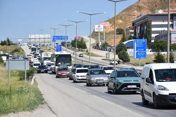 bayram-donusu-kirikkalede-trafik-yogunlugu-kilit-kavsakta-hareketlilik-artiyor-1749479369014.jpg