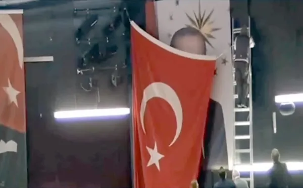 chpnin-baskan-erdogan-hazimsizligi-portresinin-uzerini-turk-bayragi-ile-kapattilar-1671958133239.jpg