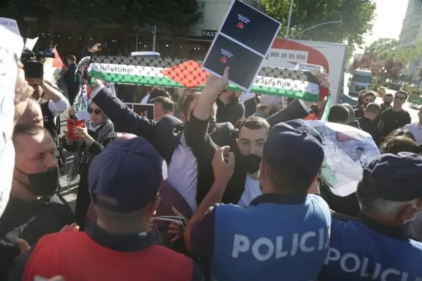 arnavutlukta-filistine-destek-protestosuna-polis-mudahalesi-1621197902151.jpg Arnavutluk’ta Filistin’e destek protestosuna polis müdahalesi