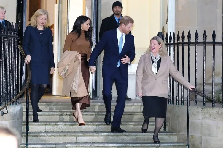 Prens Harry ve Meghan Markle krizi gündeme bomba gibi düştü! Prens Harry ve Markle , İngiltere Kraliyet Ailesi’ndeki görevlerinden neden çekildi?