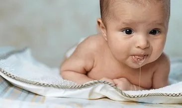 Reflü olan bebek nasıl emzirilir? Reflü yatağında bebek nasıl yatırılır?