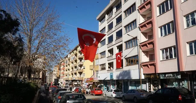 Şehit polisin kızı istedi, caddeye dev Türk bayrağı asıldı