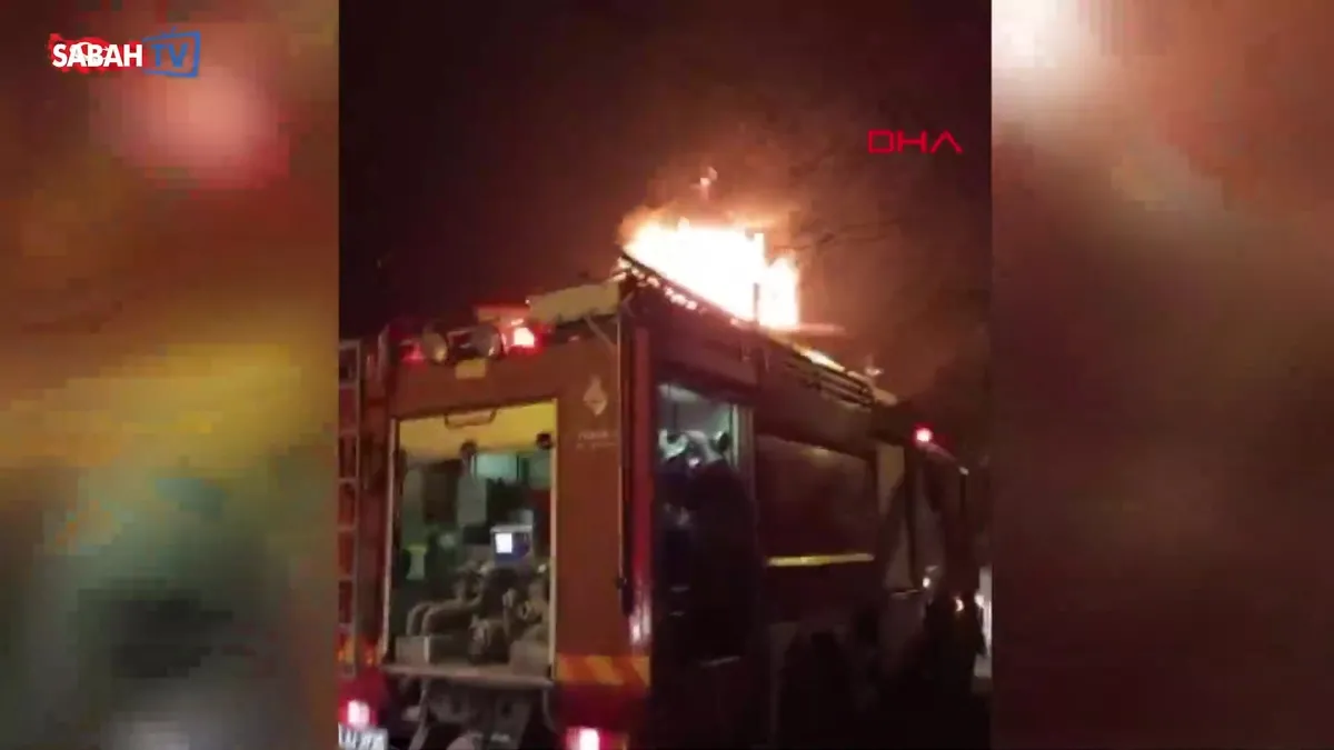 Kartal’da 3 katlı binada korkutan yangın: Çatı alev alev yandı! | Video videosunu izle Kartal’da 3 katlı binada korkutan yangın: Çatı alev alev yandı! | Video videosunu izle