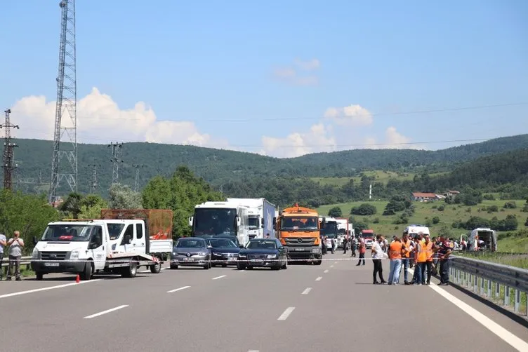 TEM Otoyolu’nda 3 araç alev alev yandı