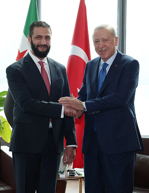 son-dakika-baskan-erdogan-suriye-cumhurbaskani-sara-ile-gorustu-1758727589191.jpeg SON DAKİKA | ABD'de diplomasi trafiği! Başkan Erdoğan'dan peş peşe kritik temaslar