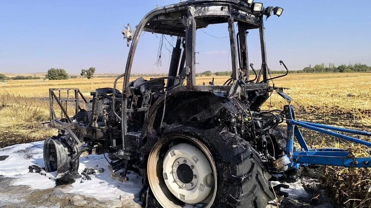 Elbistan’da traktör demir yığınına döndü