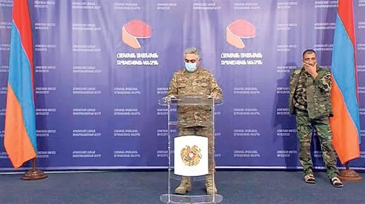 SON DAKİKA: Ermenistan Savunma Bakanlığı’ndaki basın toplantısında dikkat çeken kare: Hezimetin fotoğrafı...