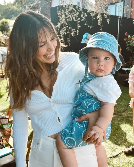 Aslı Enver’den kalp ısıtan annelik paylaşımı! Bakın kızını sevmelere nasıl doyamadı...