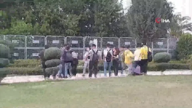 Adana'da liseli kız öğrenciler okul çıkışı parkta yumruk yumruğu böyle kavga etti