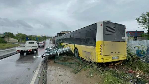 istanbulda-kontrolden-cikan-iett-otobusu-isyerine-daldi-1714317224109.jpeg