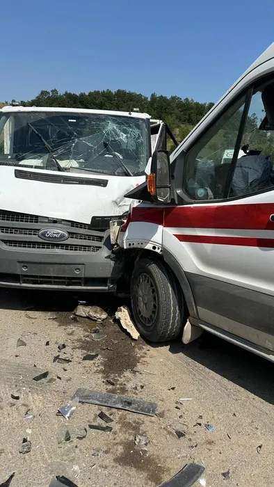 Bursa’da iki ambulans kamyonetle çarpıştı: 7 yaralı var!