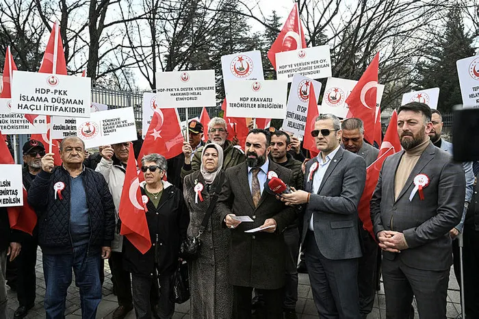 sehit-annelerinden-chp-hdp-gorusmesine-sert-tepki-terorist-hdp-isbirlikci-chp-1679371114792.jpg Şehit annelerinden CHP-HDP görüşmesine sert tepki: 'Terörist HDP, işbirlikçi CHP'