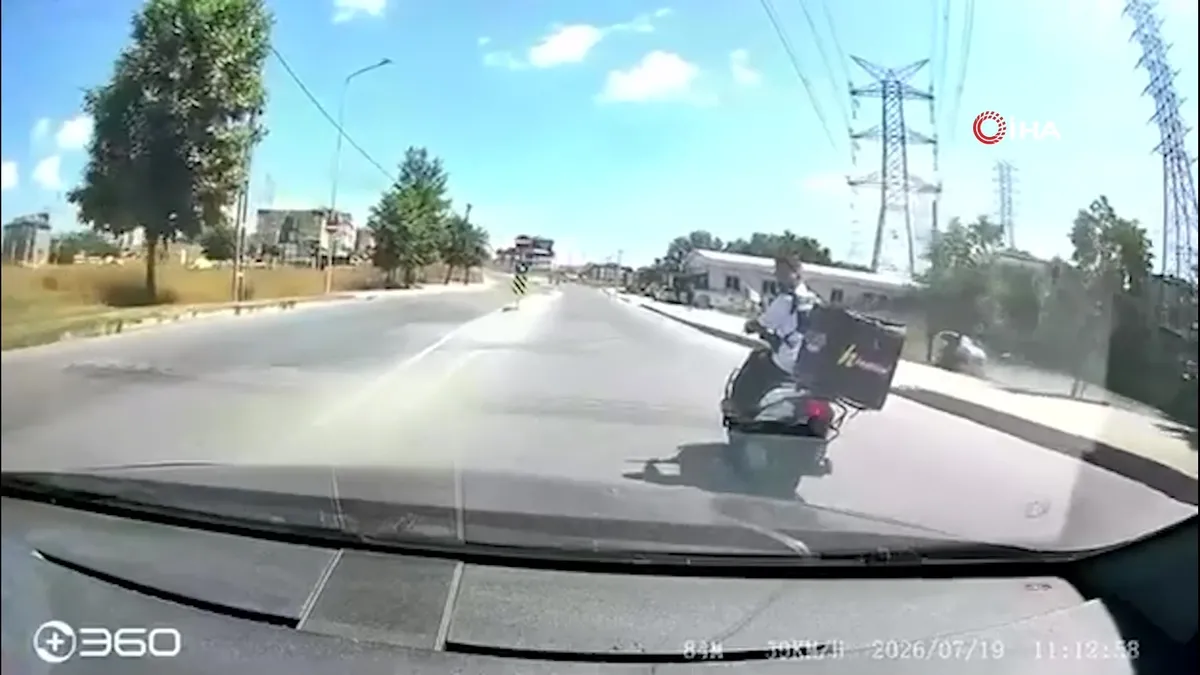 “Telefonla oynama” diye uyardığı motosiklet sürücüsü tornavidayla saldırdı: O anlar kamerada videosunu izle “Telefonla oynama” diye uyardığı motosiklet sürücüsü tornavidayla saldırdı: O anlar kamerada videosunu izle