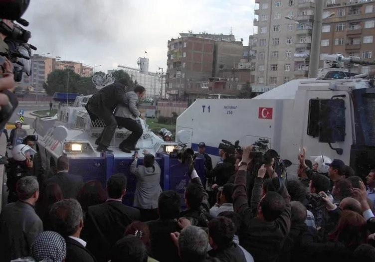 Osman Baydemir polis panzerine çıktı
