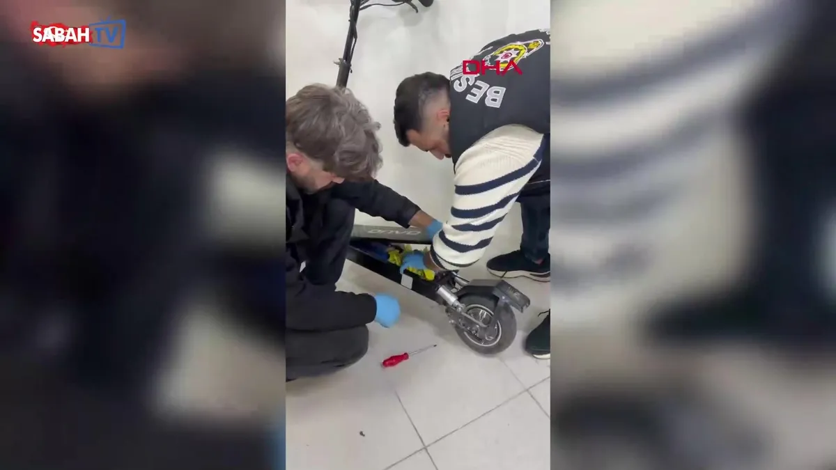 Skutere gizlemişler! ‘Sipariş defteriyle’ uyuşturucu ticareti yapan şüphelilere baskın | Video videosunu izle Skutere gizlemişler! ‘Sipariş defteriyle’ uyuşturucu ticareti yapan şüphelilere baskın | Video videosunu izle