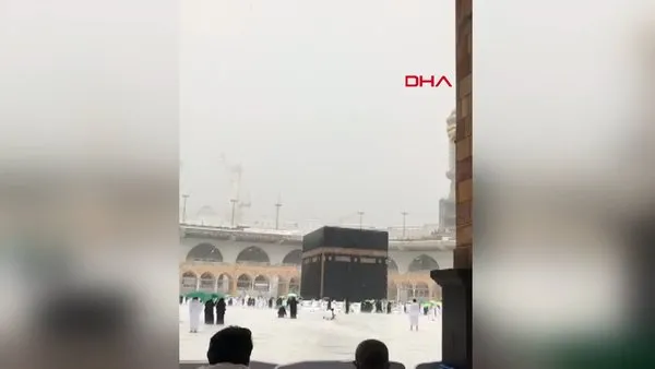 Mekke'de ceviz büyüklüğünde dolu yağışı altında Kabe'yi tavaf kamerada