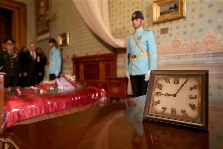 Atatürk'ün Dolmabahçe Sarayı'ndaki odasında tören