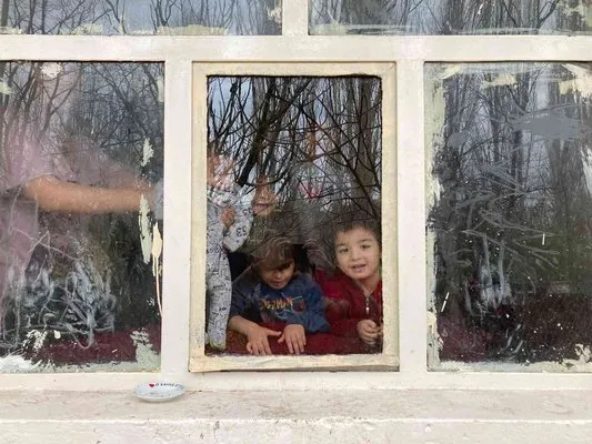 Kırık camların ardındaki çocukları Sındırgı Belediyesi güldürdü