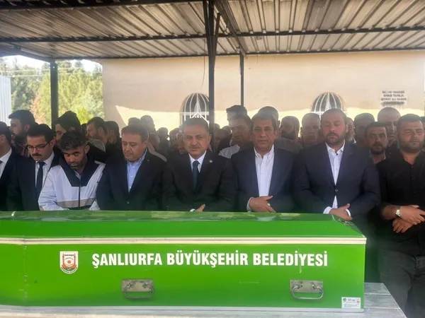 sanliurfa-ceylanpinarda-gocukte-hayatini-kaybeden-3-isci-topraga-verildi-1743766912721.jpg