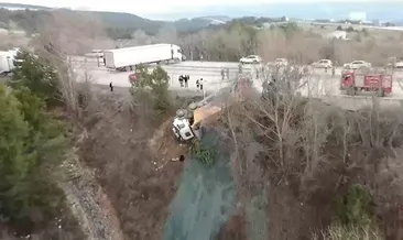 Kastamonu’da sürücüsü fenalaşan hafriyat kamyon şarampole devrildi