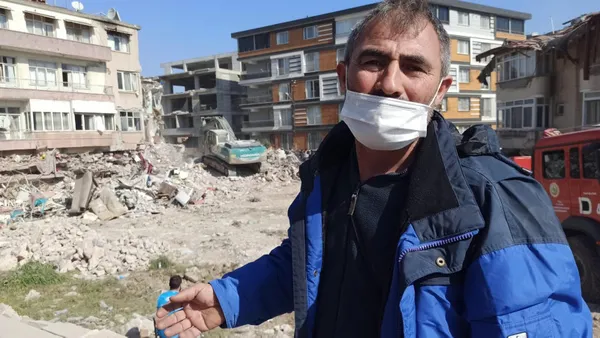 gocuk-altinda-2-saat-kaldi-cikinca-komsularini-kurtardi-1676446341857.jpg