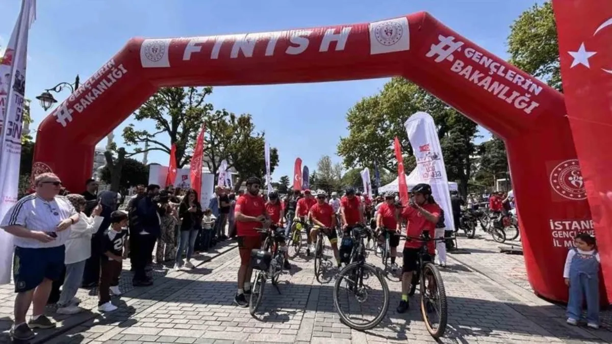 19 Mayıs’ta gençler Sultanahmet’ten Dolmabahçe’ye pedal çevirdi 19 Mayıs’ta gençler Sultanahmet’ten Dolmabahçe’ye pedal çevirdi