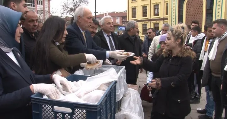 AK Parti Kütahya Belediye Başkan Adayı Kamil Saraçoğlu, vatandaşa balık ekmek ikramında bulundu