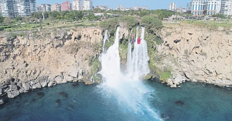 Düden Şelalesi’ne çifte bayrak asıldı