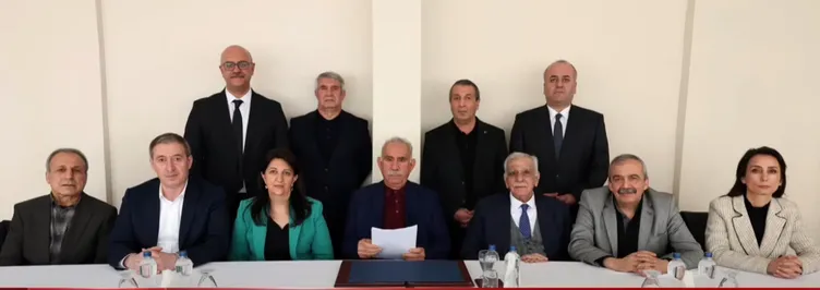 SON DAKİKA! İmralı görüşmesinden ilk fotoğraf geldi! İşte teröristbaşı Öcalan ve DEM Parti heyeti