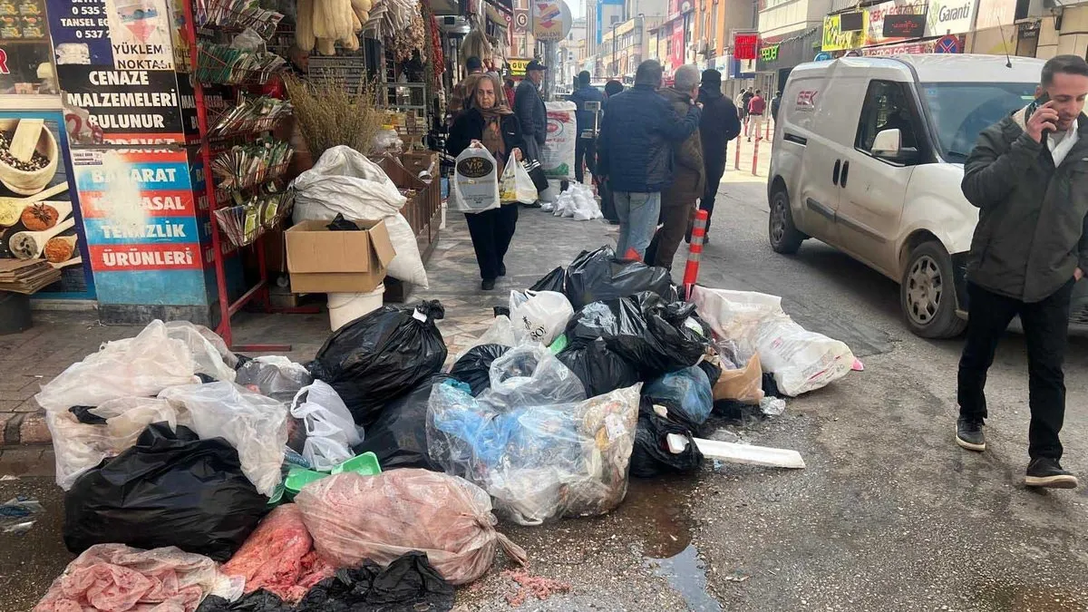 CHP’li belediye işçilerin alacaklarını ve mesailerini ödemeyince işçiler işi bıraktı: Adana çöp yığınına döndü!
