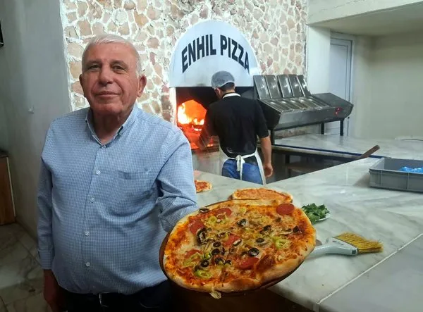 avrupadan-donus-yapan-suryaniler-pizzayi-da-koylerine-getirdiler-1732793558093.jpeg