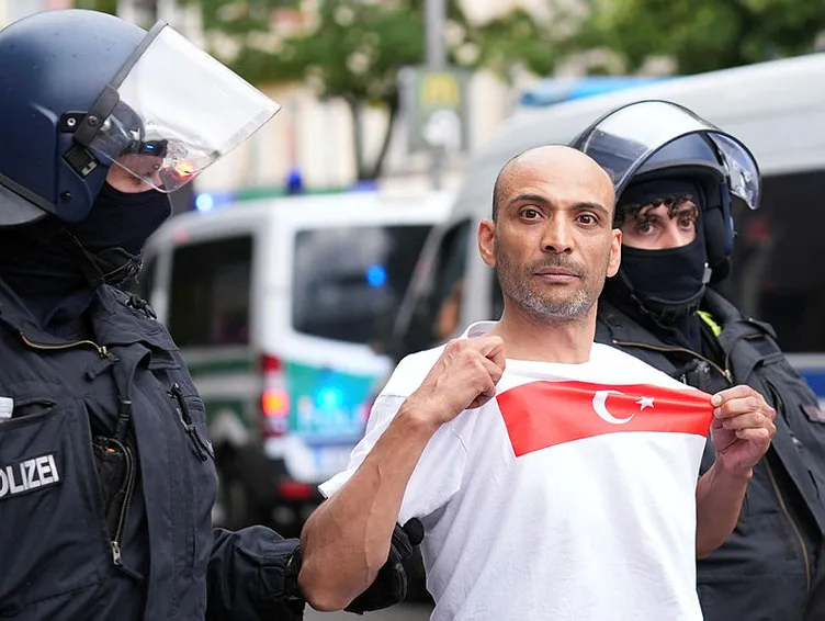 SON DAKİKA: Almanlar uslu durmuyor! Berlin’de Türk taraftarların yürüyüşü durduruldu: Bazı taraftarlar gözaltına alındı…