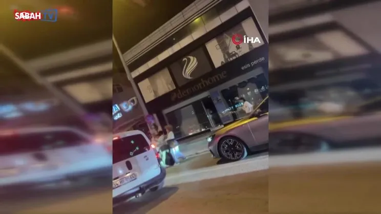 Bursa'da gençler caddeyi boks ringine çevirdi, yumruklar havada uçuştu! | Video