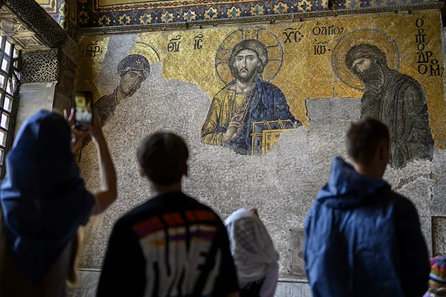 ayasofya-camii-5-yil-once-zincirlerini-kirdi-fethin-sembolu-ziyaretci-rekoru-kirdi-1753269299474.jpeg Ayasofya Camii 5 yıl önce zincirlerini kırdı: Fethin sembolü ziyaretçi rekoru kırdı!