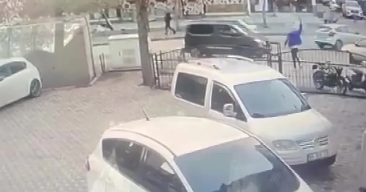 Yolda yürürken havaya ateş açtı: Trafik polisi yakaladı! O anlar kamerada