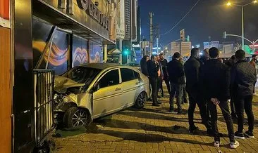 Ehliyetsiz sürücünün çarptığı araç gazinoya girdi: 5 yaralı #izmir