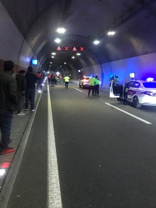 tunelde-yaris-faciayla-bitti-surucu-yanarak-can-verdi-1791205212731.jpg