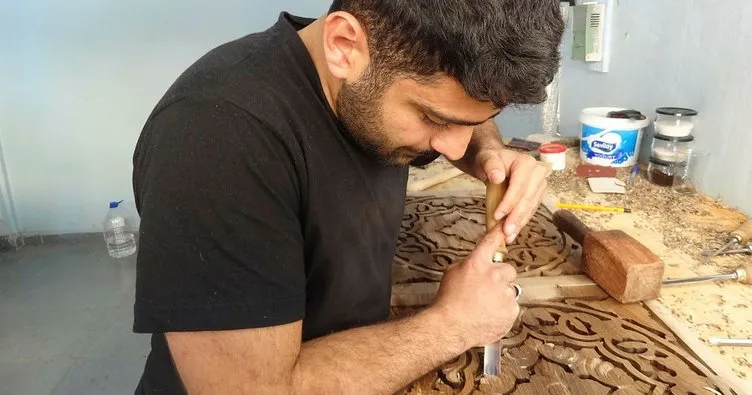 Suriyeli Mülteci, oyma sanatı ile tahtalara şekil veriyor