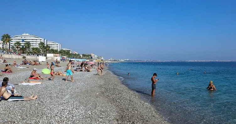 Antalya’da tatilciler kasımda deniz keyfi yaptı